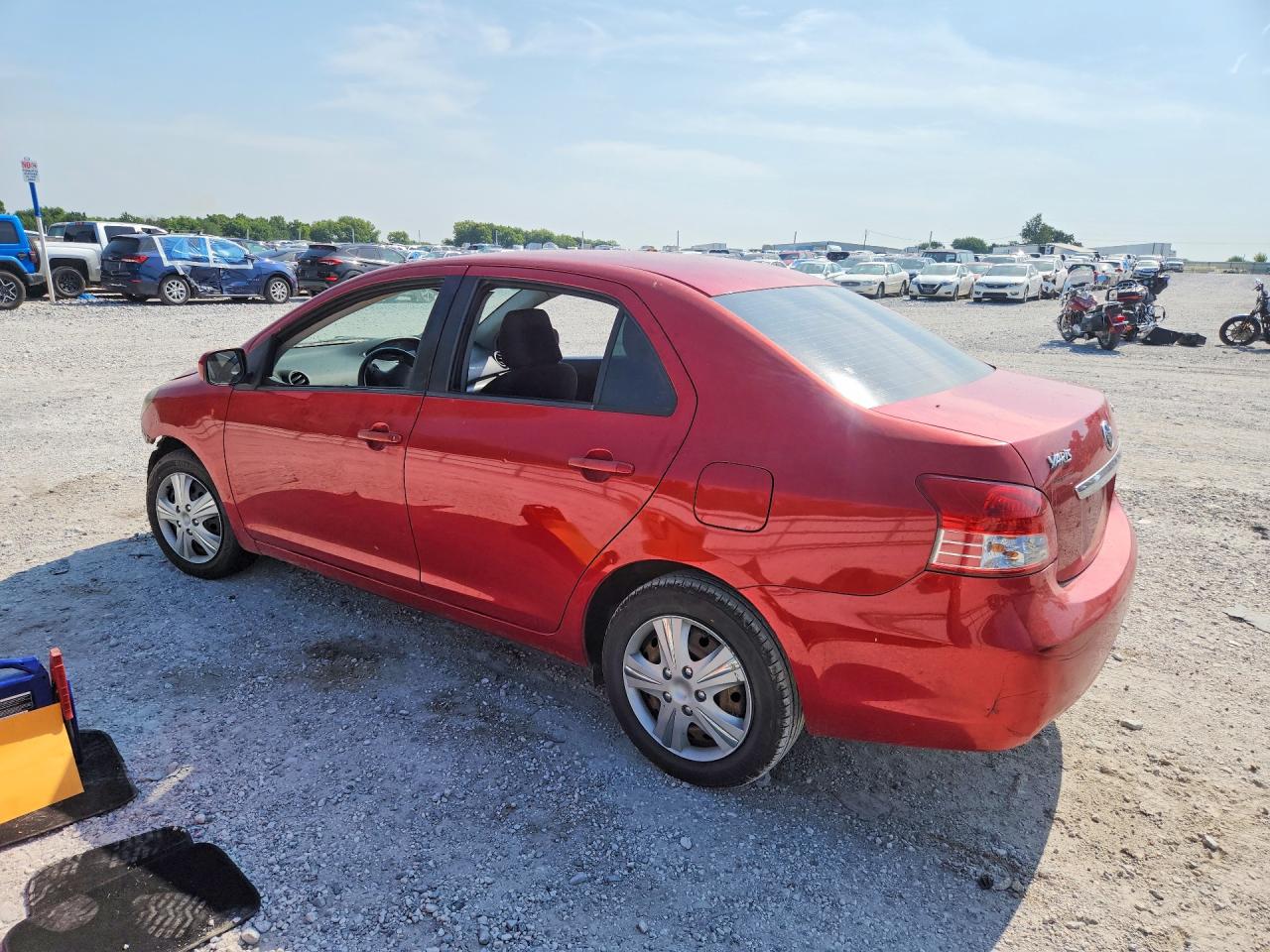 JTDBT4K31B1405165 · 2011 TOYOTA YARIS · 2/13