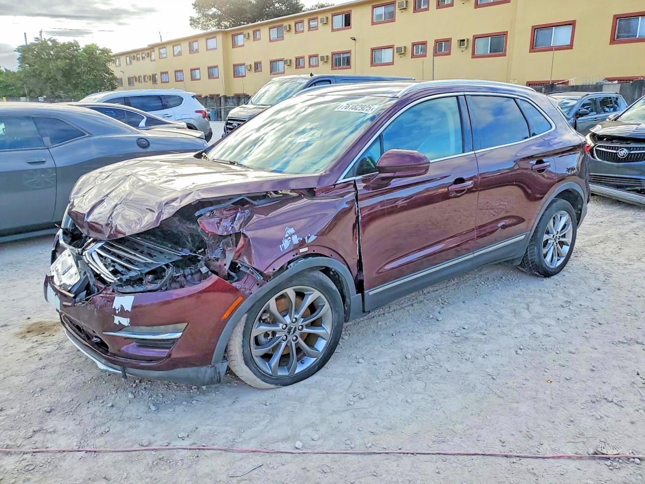 5LMCJ2C98HUL32796 · 2017 LINCOLN MKC