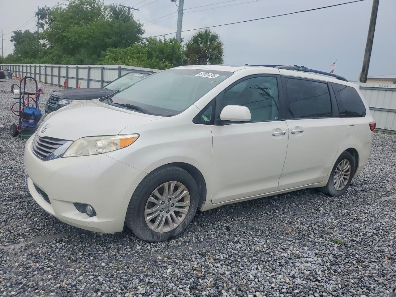 5TDYK3DC1FS668866 · 2015 TOYOTA SIENNA
