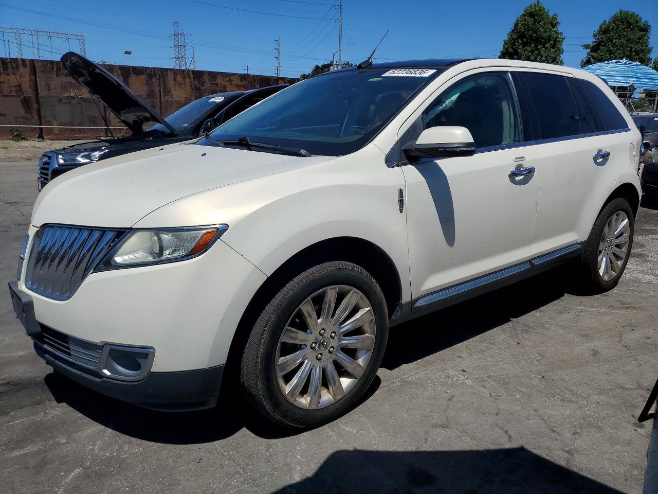 2LMDJ6JK5DBL46499 · 2013 LINCOLN MKX