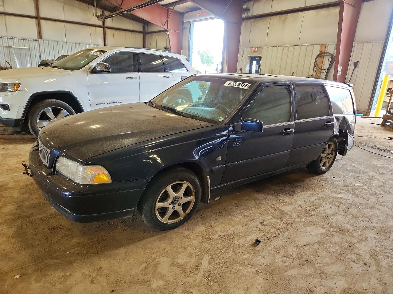 YV1LW56D2X2610154 · 1999 VOLVO V70
