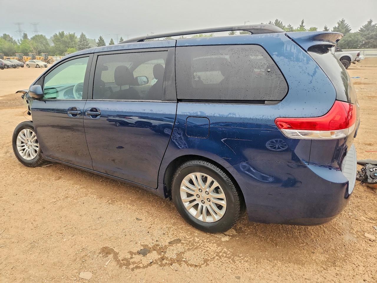 5TDYK3DC2BS005624 · 2011 TOYOTA SIENNA · 2/13