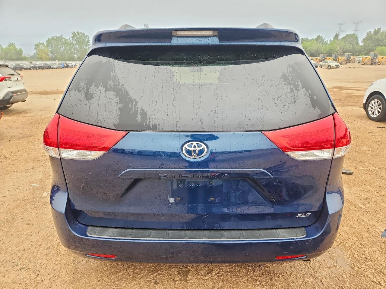5TDYK3DC2BS005624 · 2011 TOYOTA SIENNA · 6/13