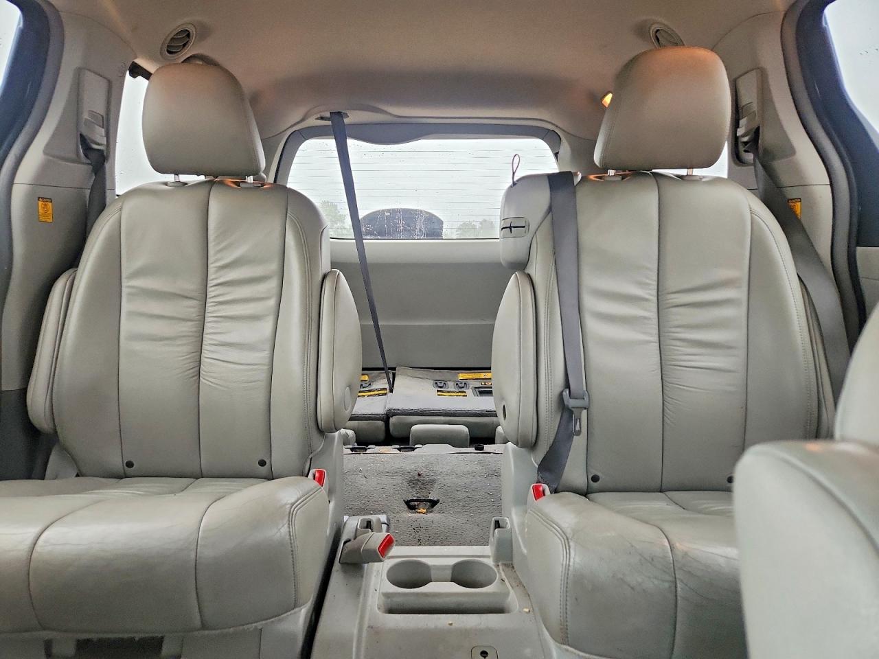 5TDYK3DC2BS005624 · 2011 TOYOTA SIENNA · 10/13