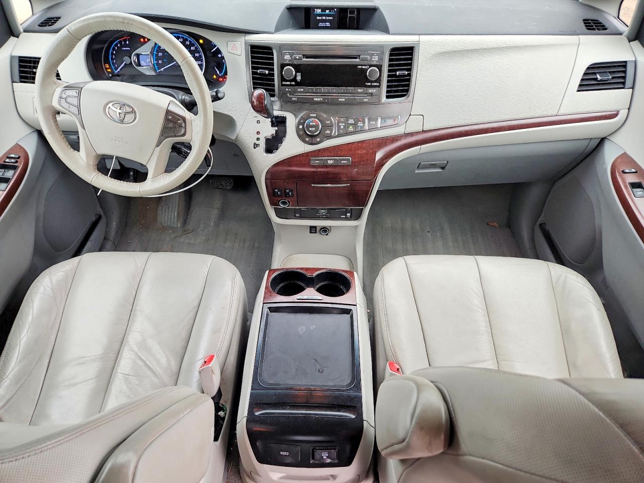 5TDYK3DC2BS005624 · 2011 TOYOTA SIENNA · 8/13