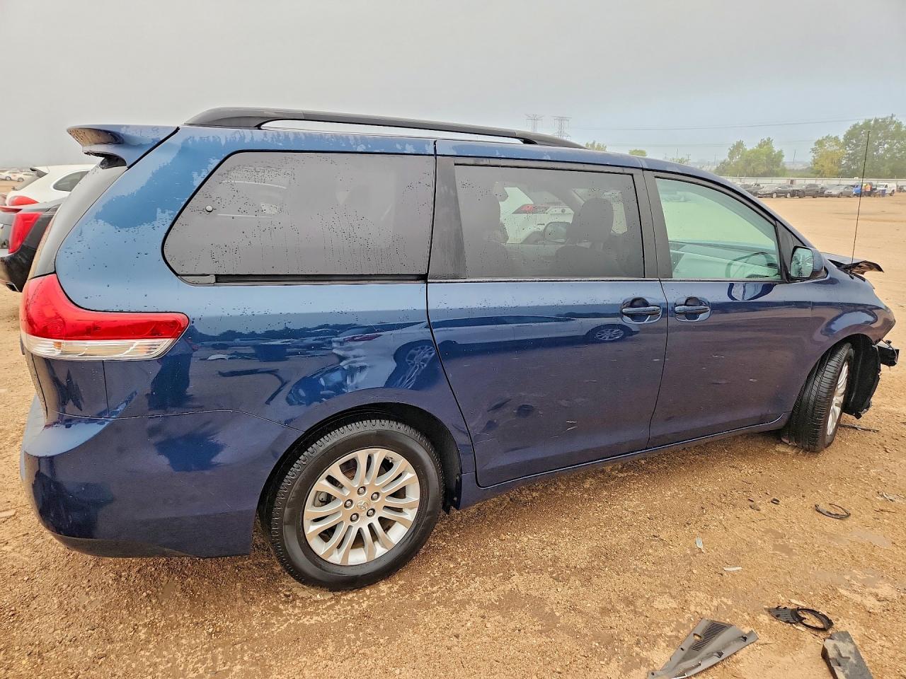 5TDYK3DC2BS005624 · 2011 TOYOTA SIENNA · 3/13