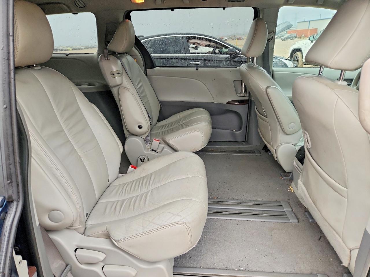 5TDYK3DC2BS005624 · 2011 TOYOTA SIENNA · 11/13