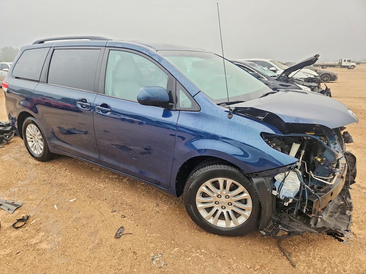 5TDYK3DC2BS005624 · 2011 TOYOTA SIENNA · 4/13