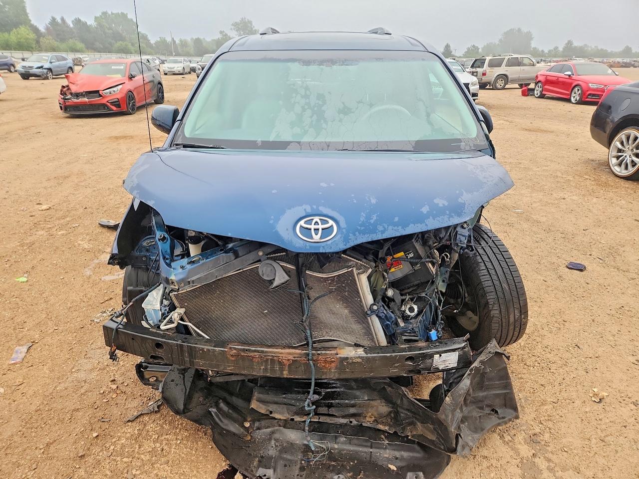 5TDYK3DC2BS005624 · 2011 TOYOTA SIENNA · 5/13