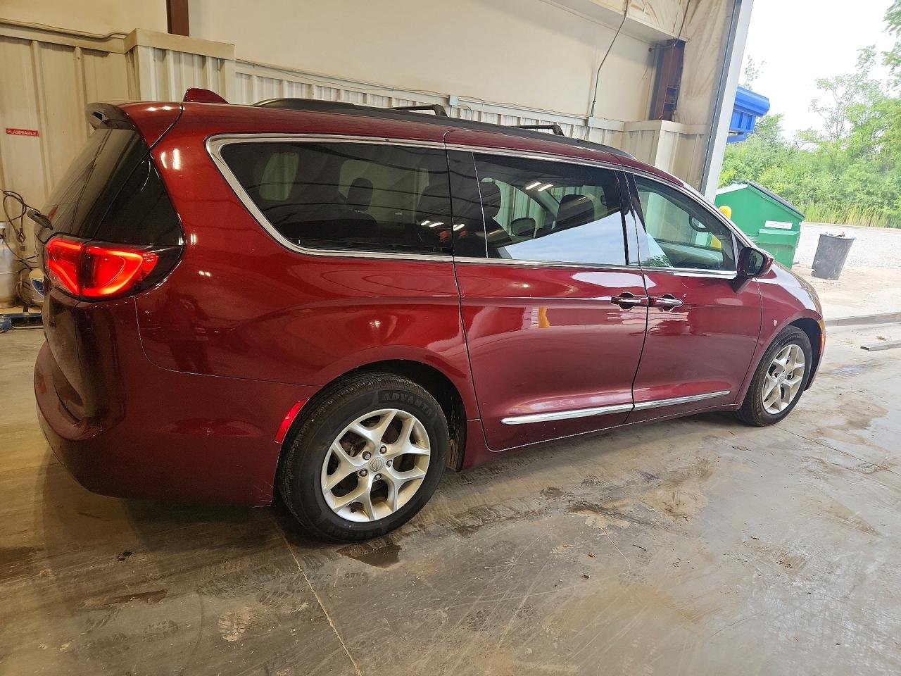 2C4RC1BG8HR739570 · 2017 CHRYSLER PACIFICA · 3/13