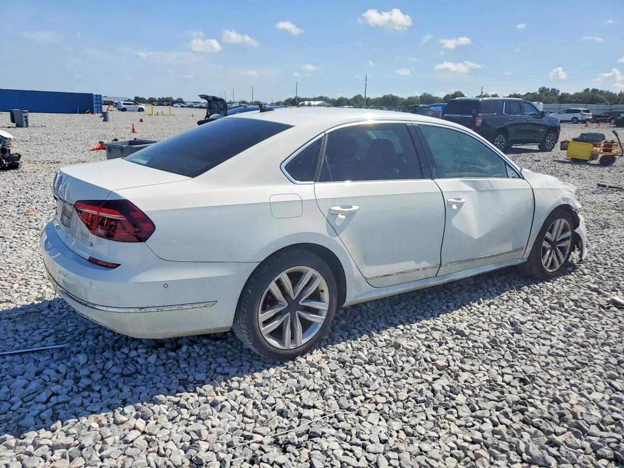 1VWCT7A39HC076118 · 2017 VOLKSWAGEN PASSAT · 3/13