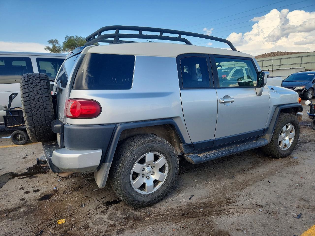 JTEBU11F670080769 · 2007 TOYOTA FJ CRUISER · 3/13