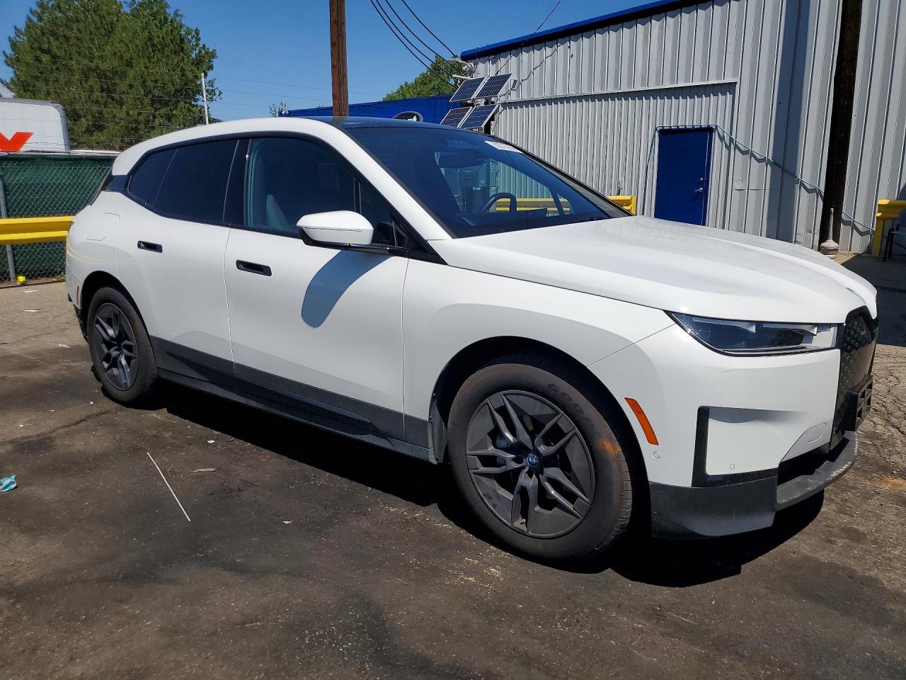 WB523CF06RCP69084 · 2024 BMW IX · 4/13