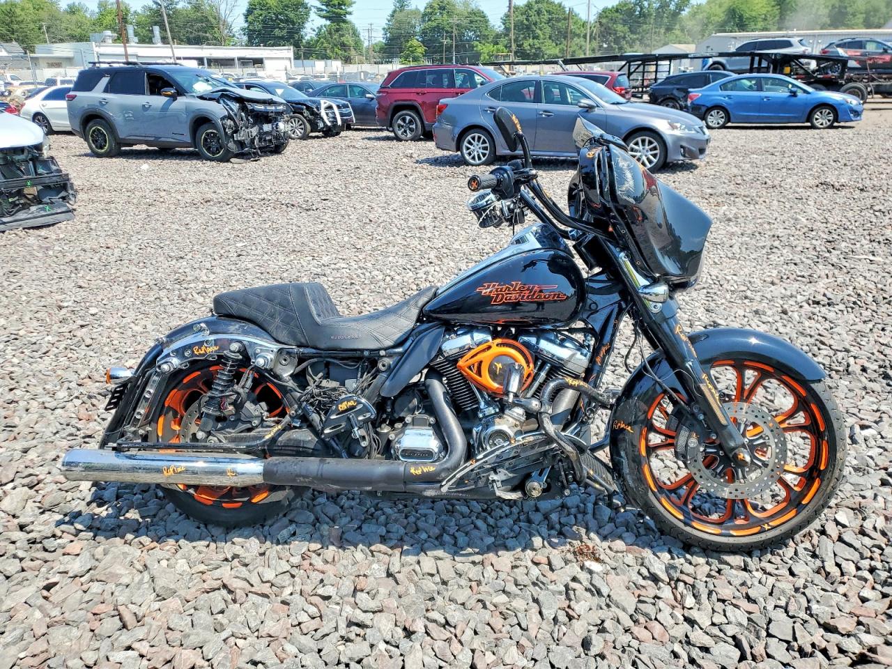 1HD1KBC16JB657260 · 2018 HARLEY-DAVIDSON FLHX