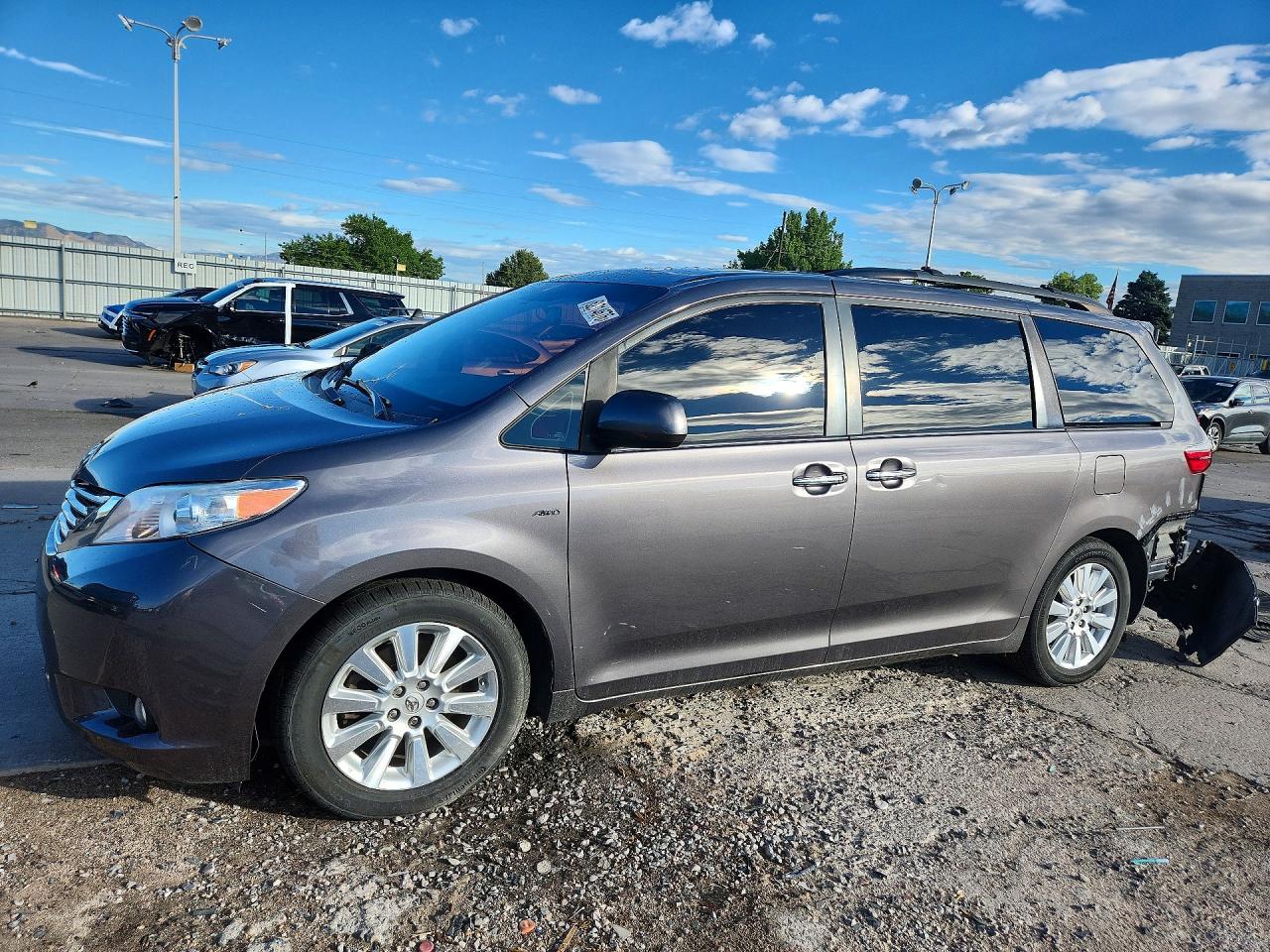 5TDDZ3DC7HS182897 · 2017 TOYOTA SIENNA
