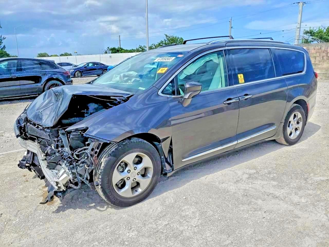 2C4RC1EG7HR821754 · 2017 CHRYSLER PACIFICA