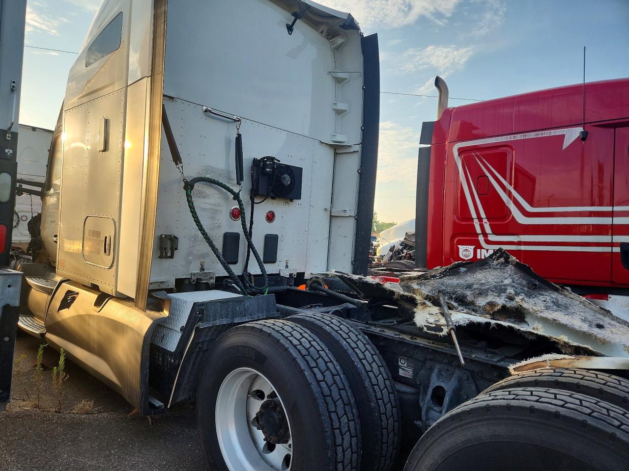 1XKYDP9X2JJ175673 · 2018 KENWORTH CONSTRUCTION · 2/14