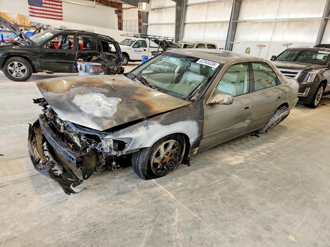 JT2BG22K3Y0404896 · 2000 TOYOTA CAMRY
