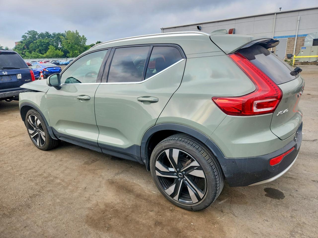 YV4L12UNXP2070869 · 2023 VOLVO XC40 · 2/13