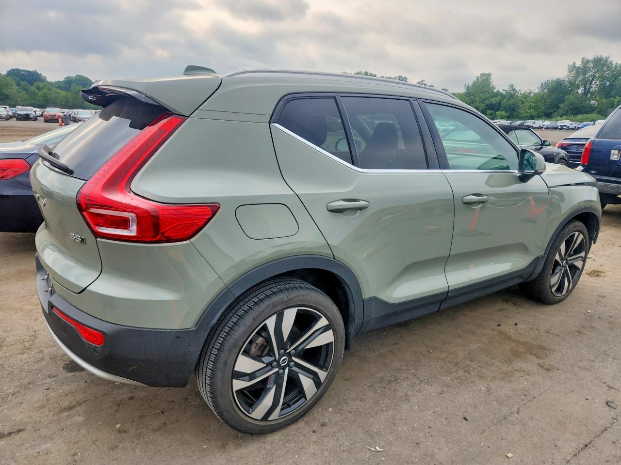YV4L12UNXP2070869 · 2023 VOLVO XC40 · 3/13