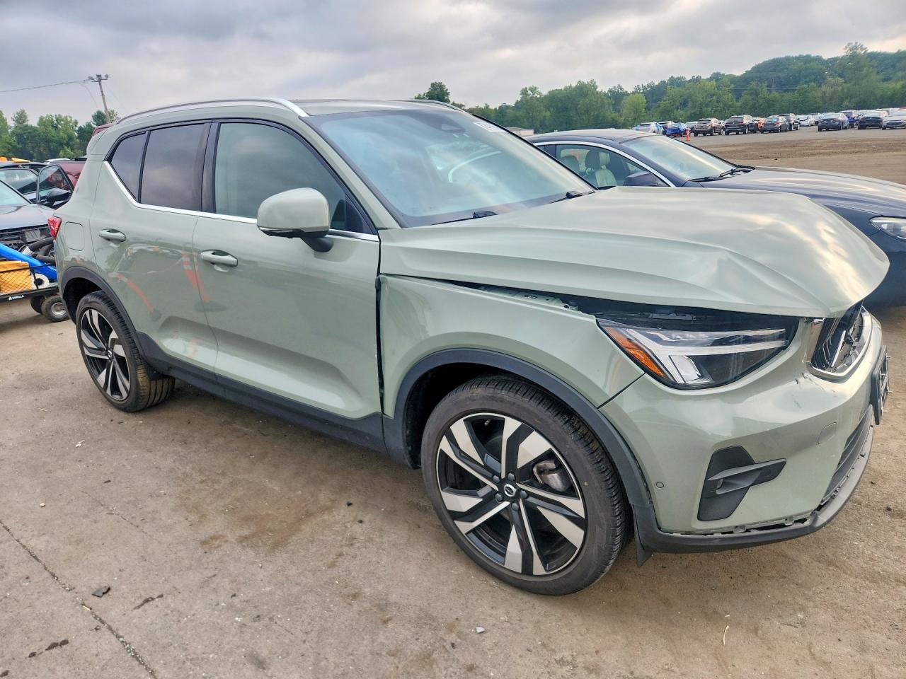 YV4L12UNXP2070869 · 2023 VOLVO XC40 · 4/13