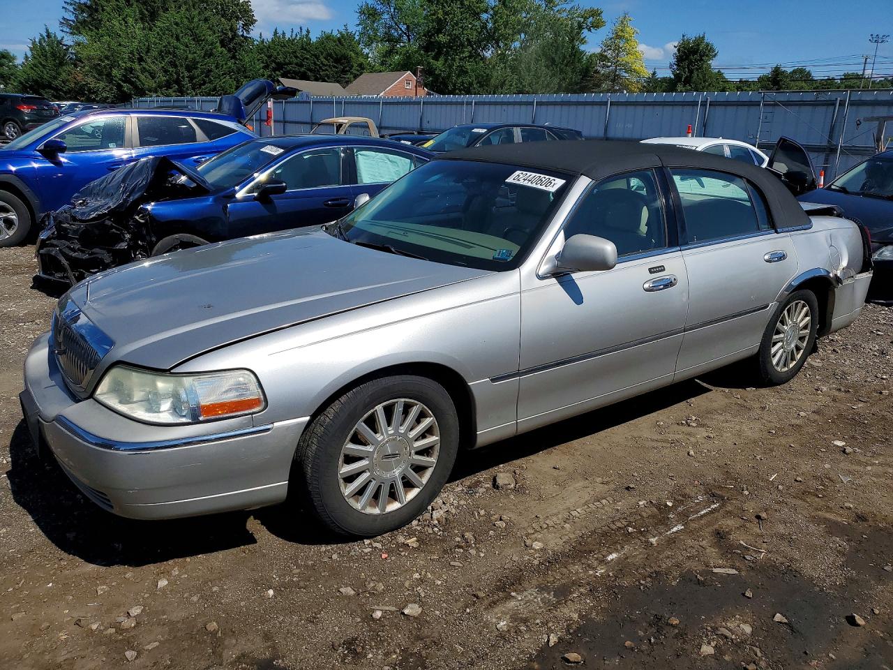 1LNHM81W24Y617881 · 2004 LINCOLN TOWN CAR