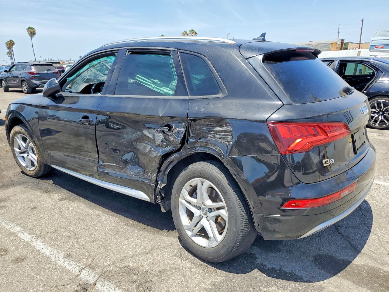 WA1ANAFY9J2006954 · 2018 AUDI Q5 · 2/13