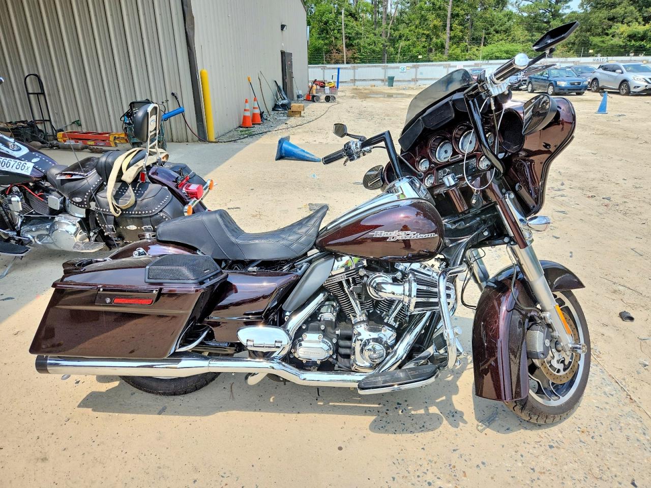 1HD1KBM12BB615507 · 2011 HARLEY-DAVIDSON FLHX