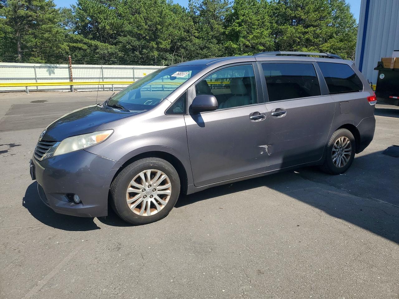 2014 TOYOTA SIENNA