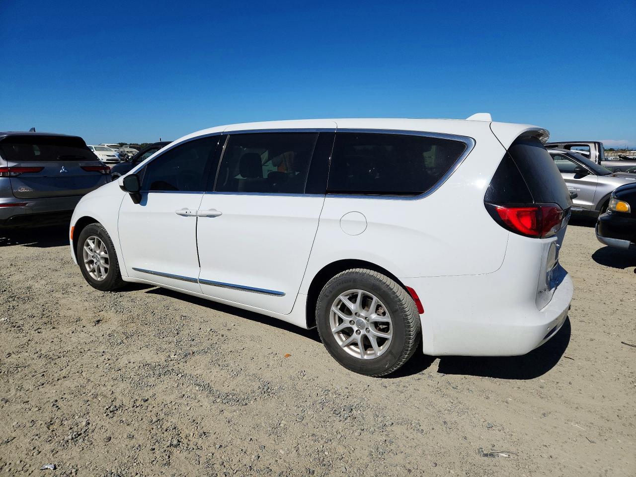 2C4RC1CG3HR531580 · 2017 CHRYSLER PACIFICA · 2/13