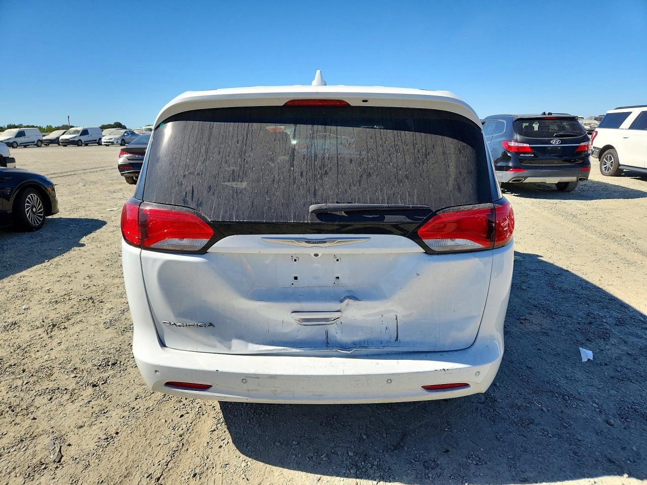 2C4RC1CG3HR531580 · 2017 CHRYSLER PACIFICA · 6/13