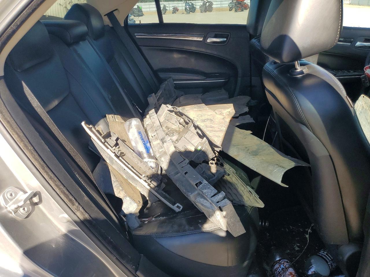 2C3CCAAG8GH211818 · 2016 CHRYSLER 300 · 10/13