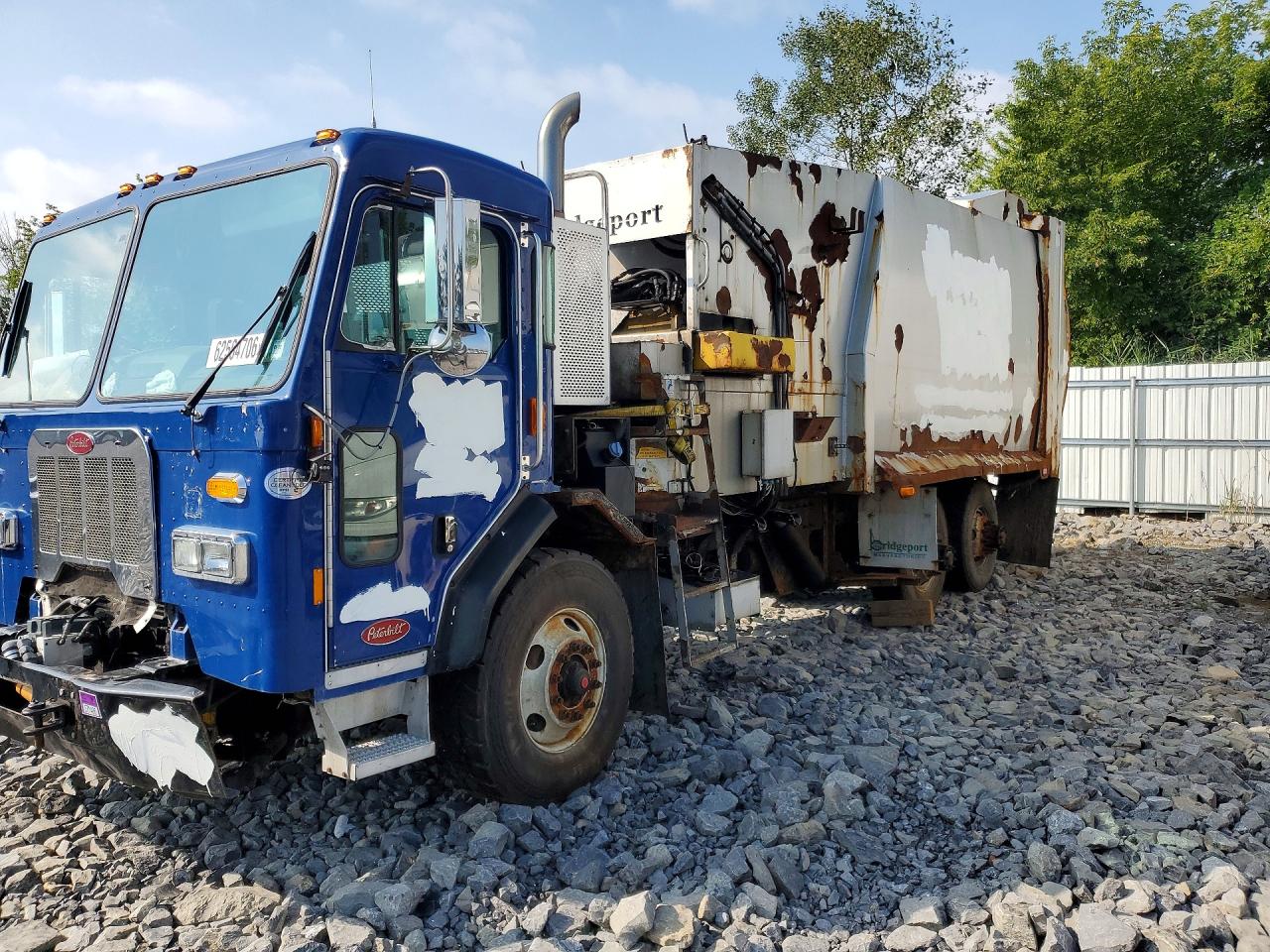 3BPZL70X9HF173002 · 2017 PETERBILT 320