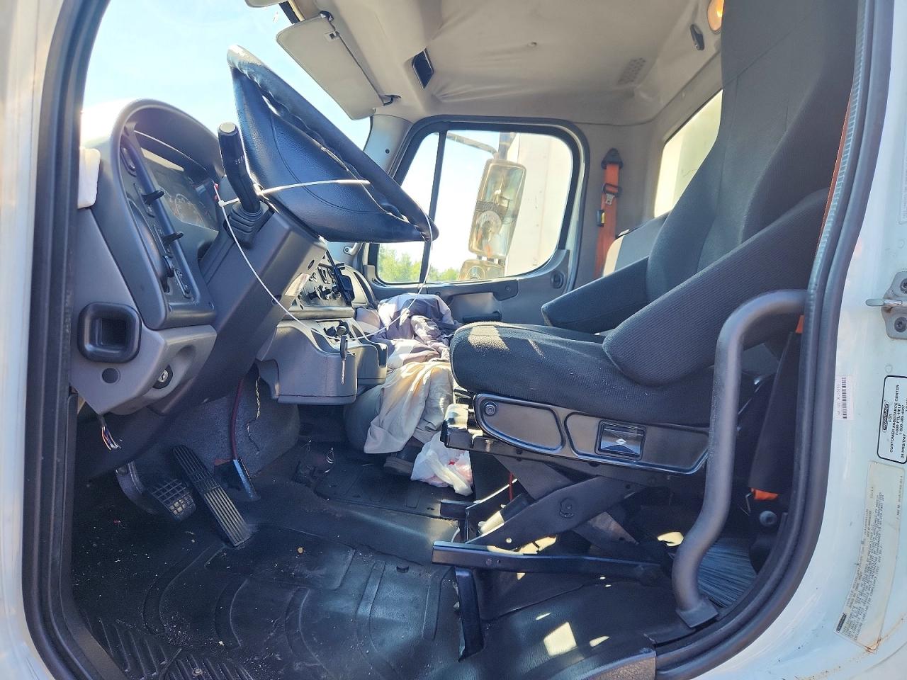 3ALACWDT7FDGE5685 · 2015 FREIGHTLINER M2 · 7/12