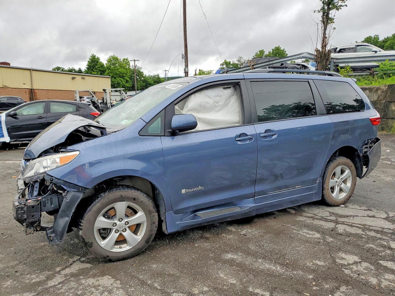 5TDKK3DC7GS765402 · 2016 TOYOTA SIENNA