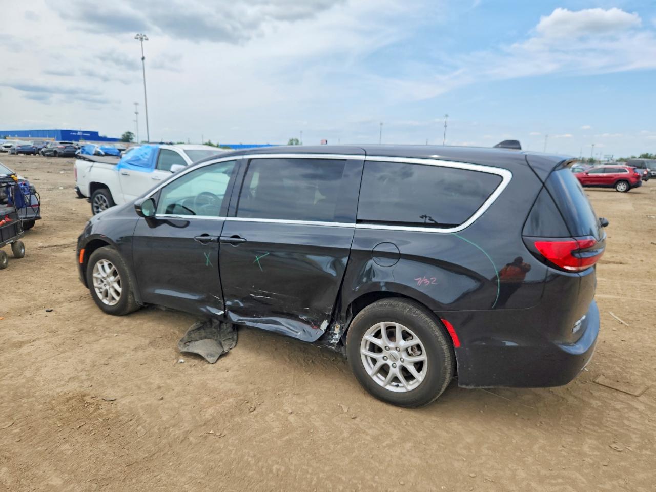 2C4RC1BG8PR621517 · 2023 CHRYSLER PACIFICA · 2/14