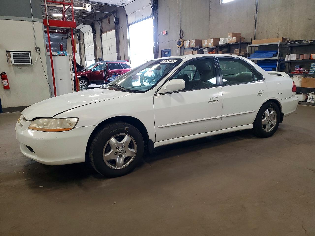 1HGCG1658YA049164 · 2000 HONDA ACCORD