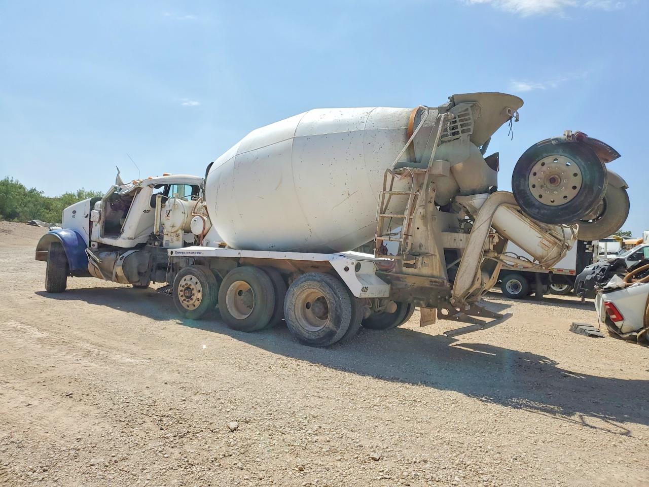 1NPSX7EX7FD256066 · 2015 PETERBILT 365 · 2/13