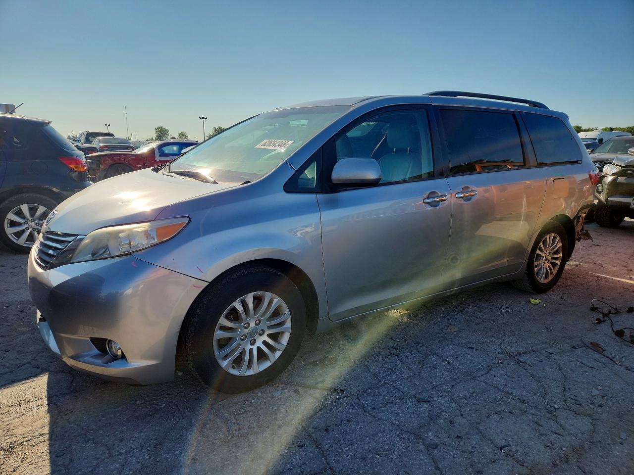 5TDYK3DC0GS761329 · 2016 TOYOTA SIENNA