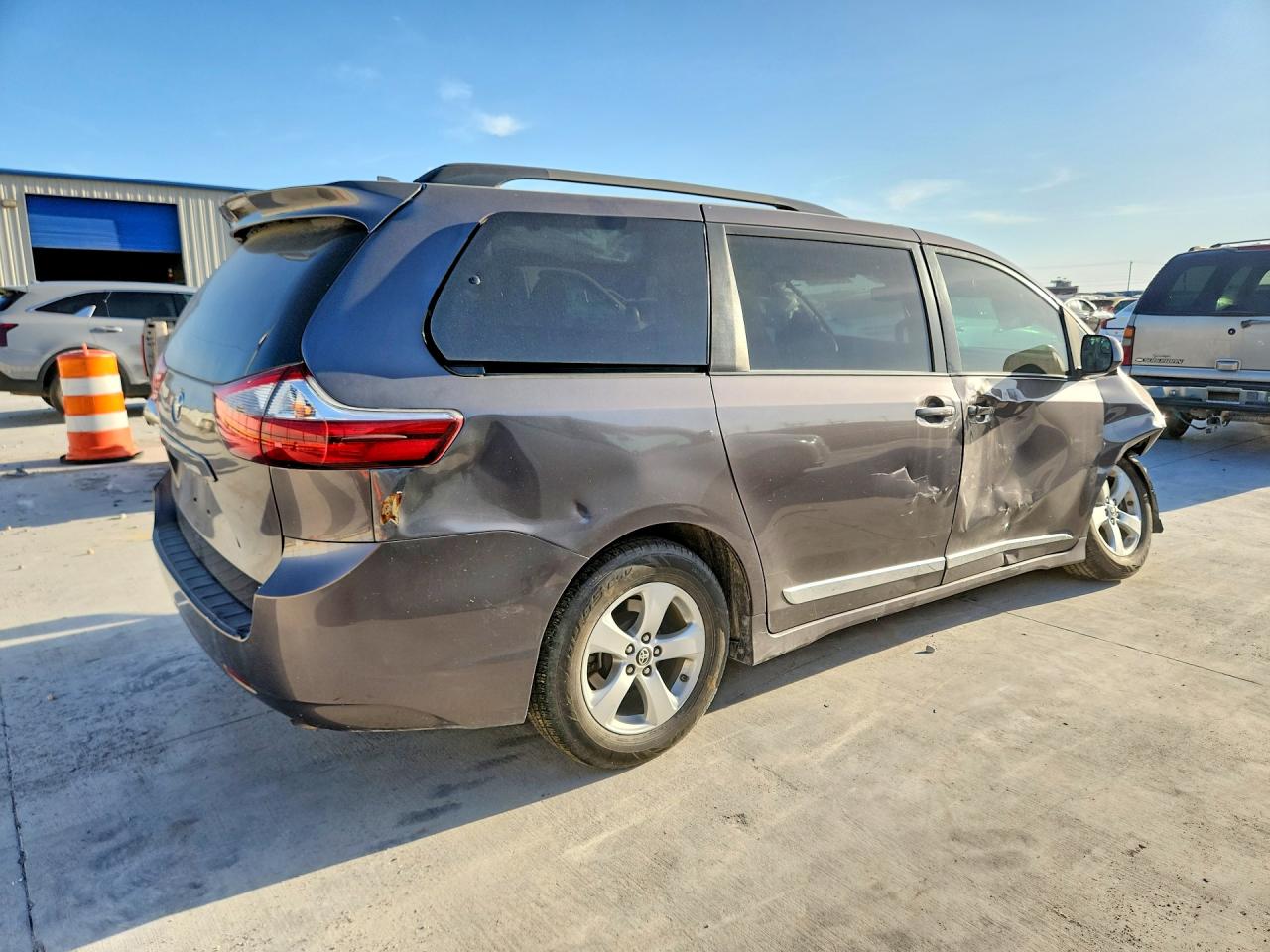 5TDKZ3DC8LS081092 · 2020 TOYOTA SIENNA · 3/14