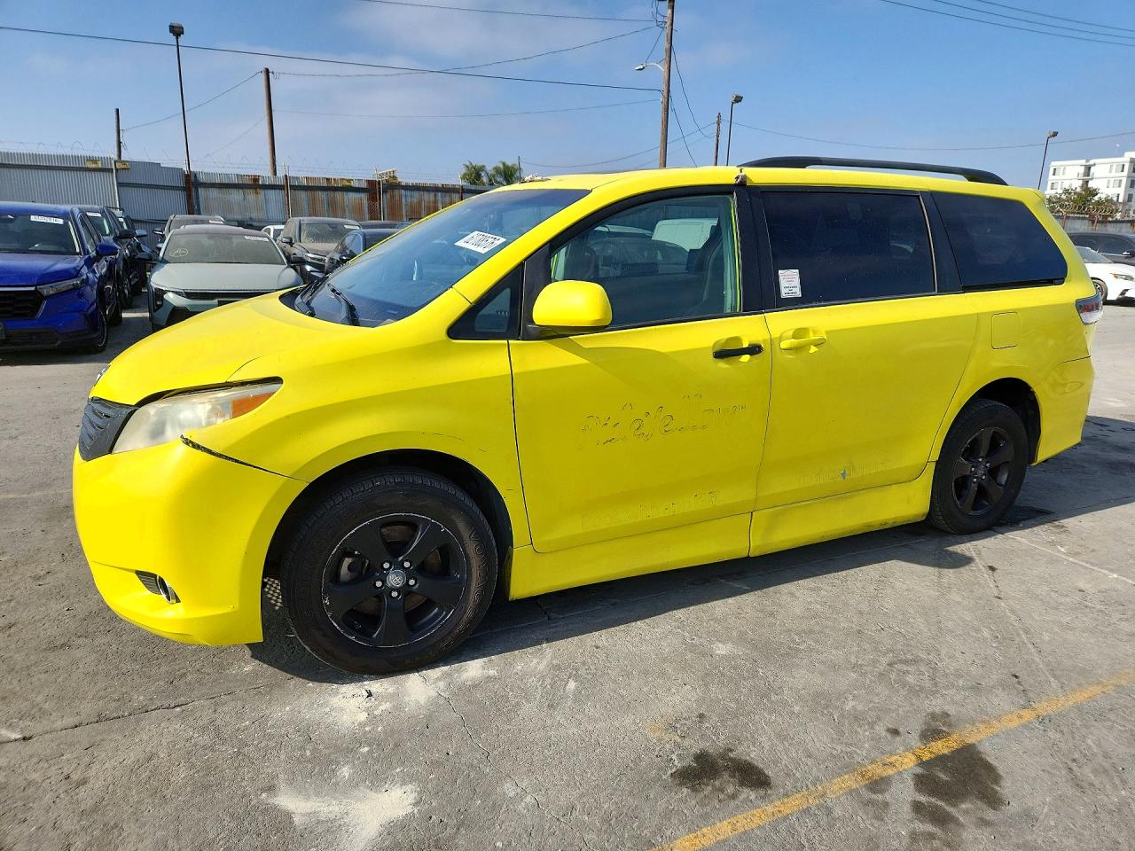 5TDXK3DC3BS083597 · 2011 TOYOTA SIENNA