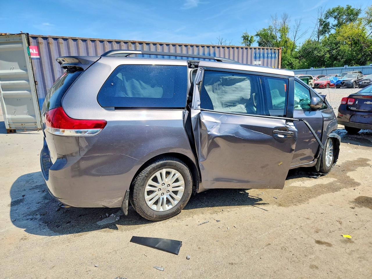 5TDYK3DC5DS335888 · 2013 TOYOTA SIENNA · 3/13