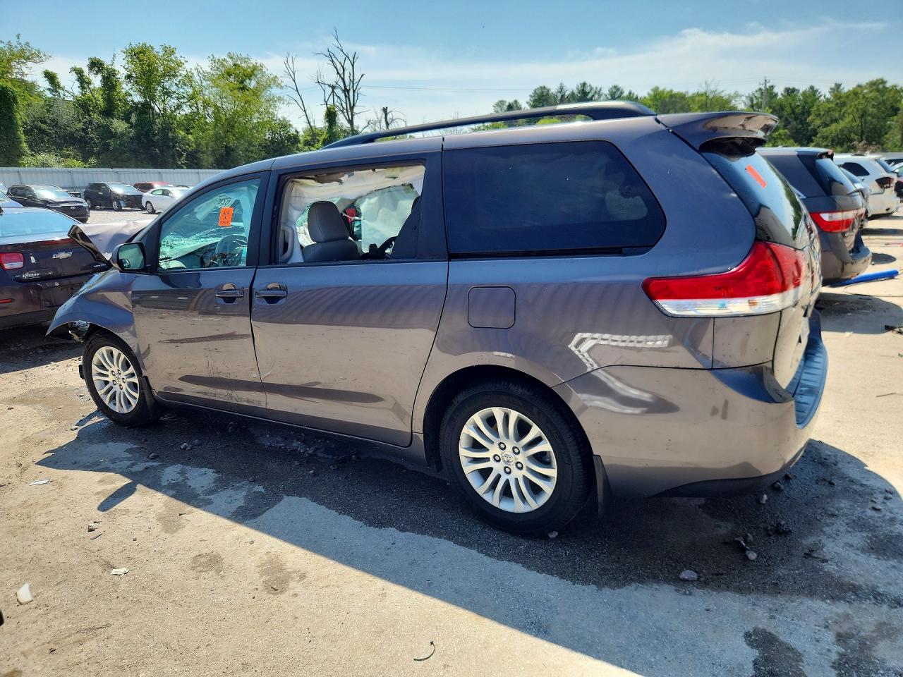 5TDYK3DC5DS335888 · 2013 TOYOTA SIENNA · 2/13