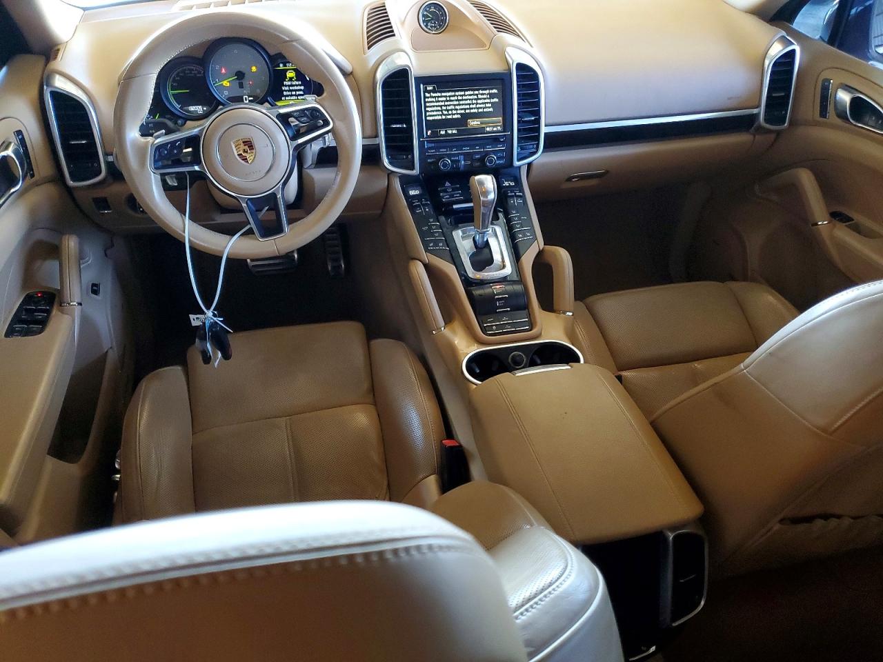 WP1AE2A24GLA64261 · 2016 PORSCHE CAYENNE · 8/13