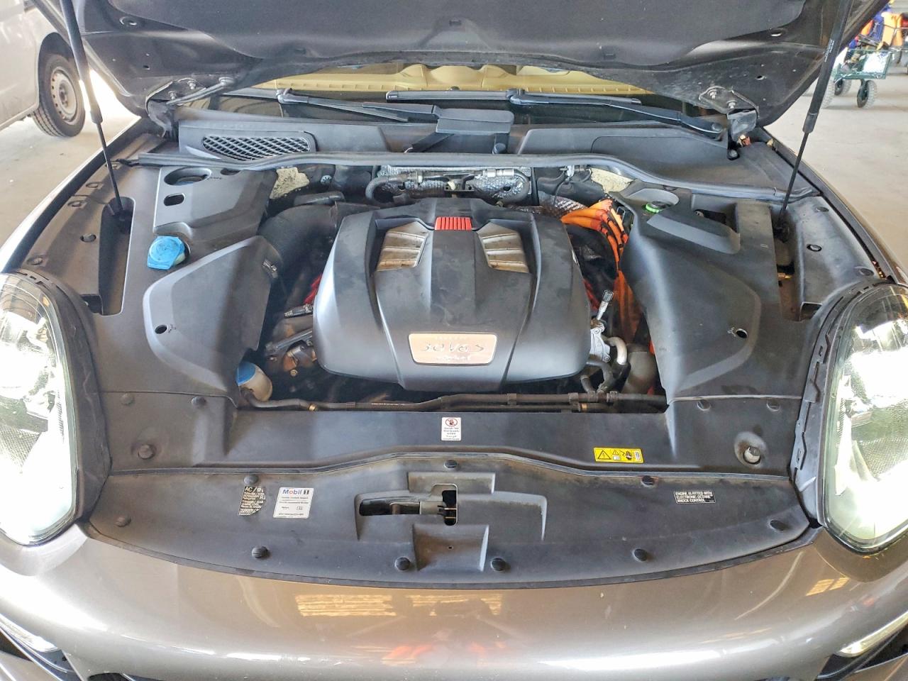 WP1AE2A24GLA64261 · 2016 PORSCHE CAYENNE · 12/13