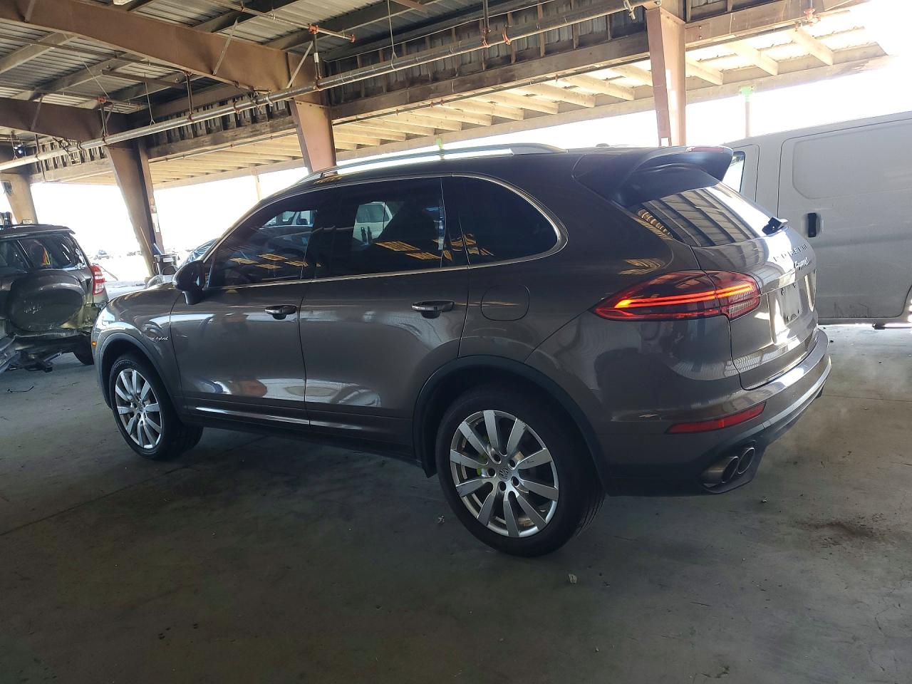 WP1AE2A24GLA64261 · 2016 PORSCHE CAYENNE · 2/13