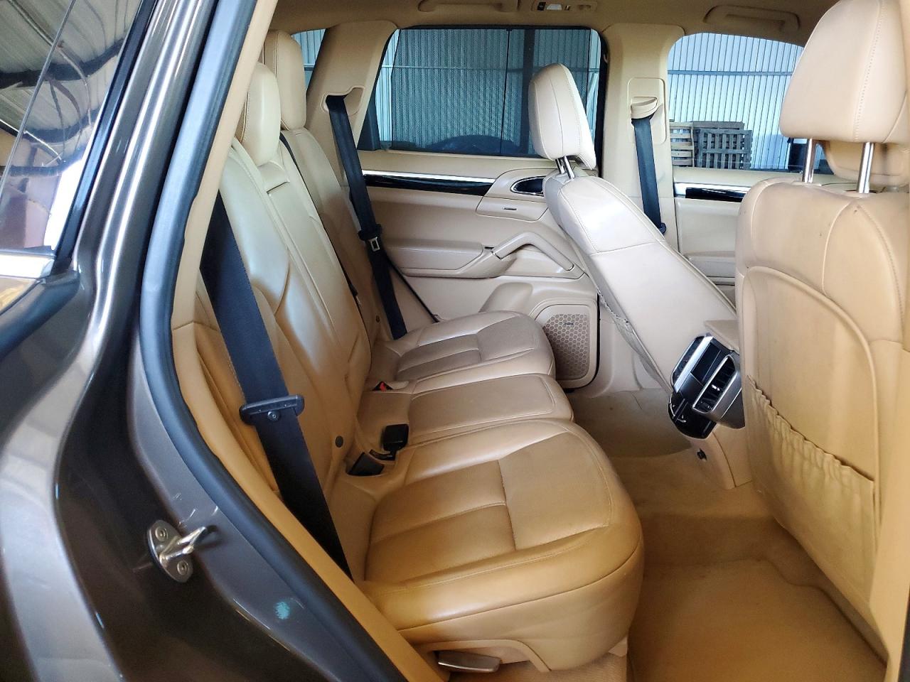 WP1AE2A24GLA64261 · 2016 PORSCHE CAYENNE · 11/13