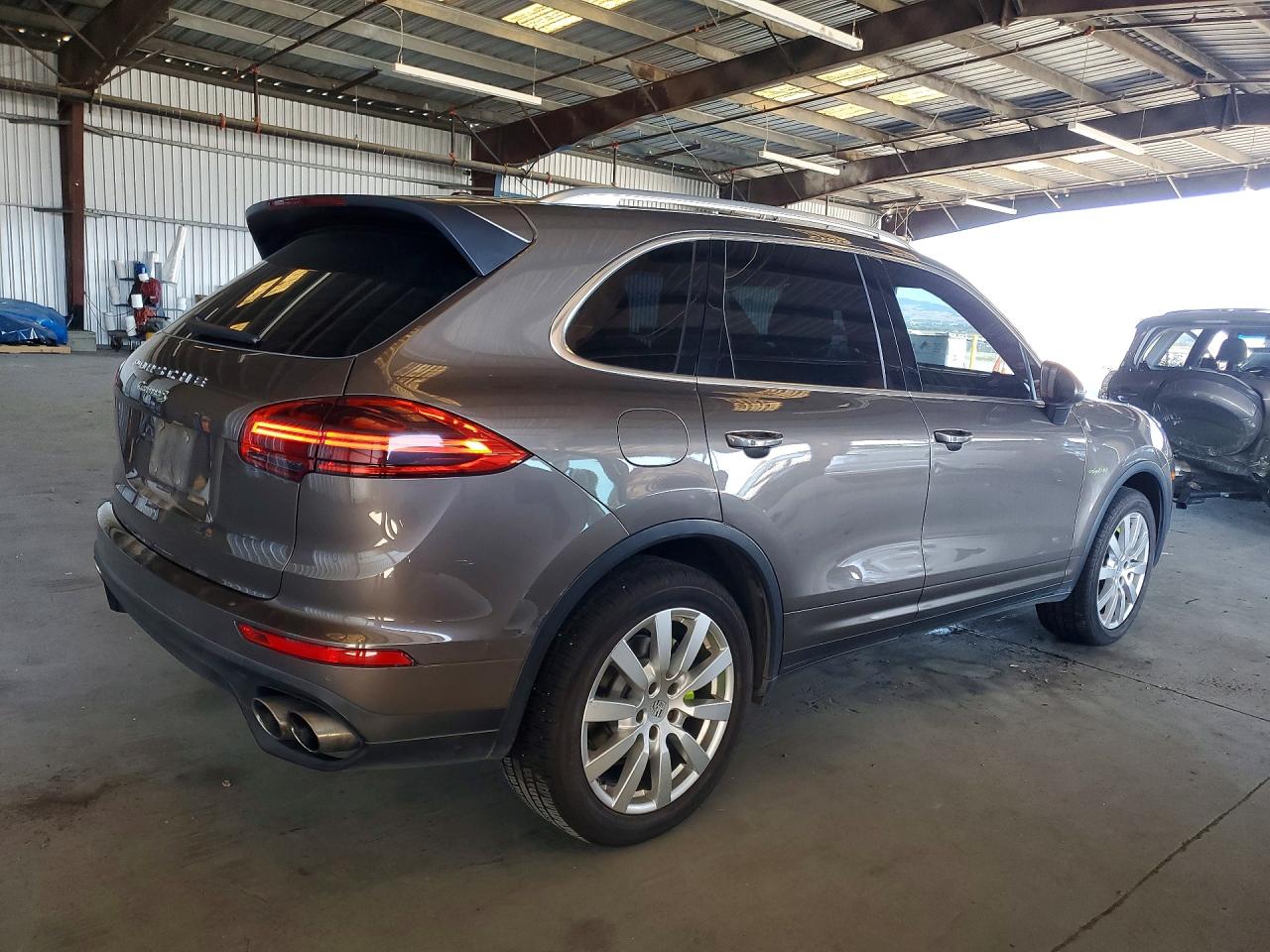 WP1AE2A24GLA64261 · 2016 PORSCHE CAYENNE · 3/13