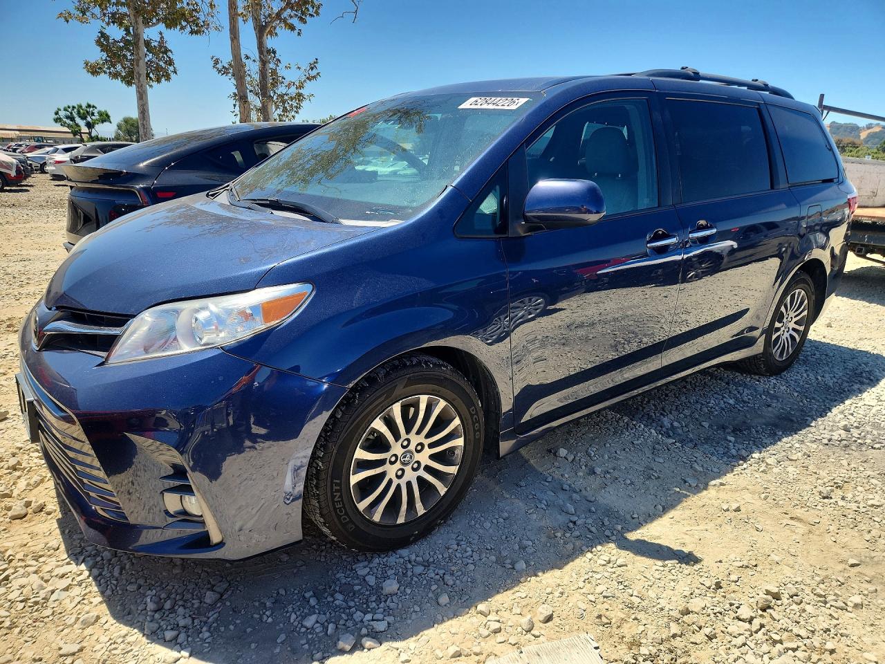 5TDYZ3DC8JS928331 · 2018 TOYOTA SIENNA