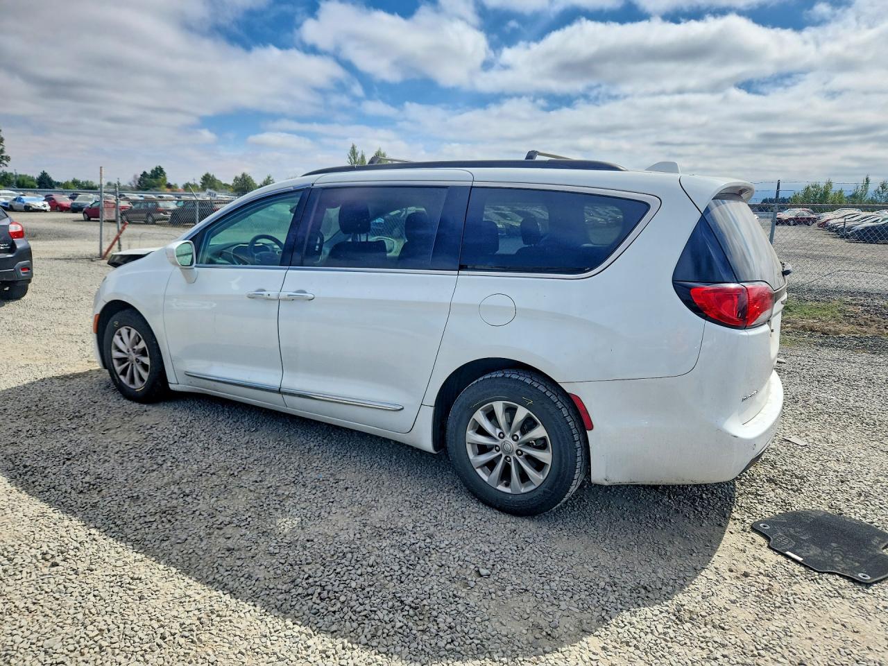 2C4RC1BG2HR815929 · 2017 CHRYSLER PACIFICA · 2/13